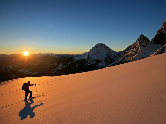 Skitour bei Sonnenuntergang in Schladming-Dachstein